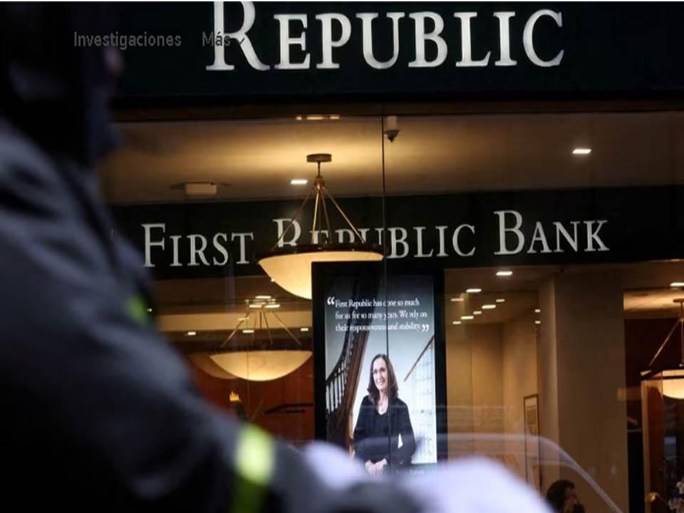 Las acciones de First Republic Bank (FRC.N) subieron casi un 22% en las operaciones de la tarde de este jueves, borrando las pérdidas anteriores después de que informes dijeron que varios grandes bancos estadounidenses estaban negociando un acuerdo para ayudar al prestamista con sede en California.