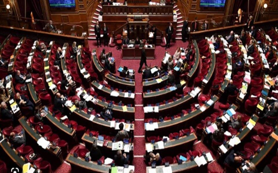 La aprobación fue sancionada con 201 votos a favor y 115 en contra, después de una intensa discusión entre la representación de la derecha y la izquierda en el Congreso Francés.