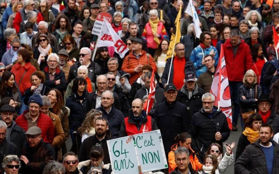 El discutido plan del presidente francés Emmanuel Macron de aumentar la edad de jubilación en dos años a 64 avanzó, cuando un grupo de legisladores de ambas cámaras del parlamento acordó un texto de compromiso, a pesar de las protestas en todo el país.