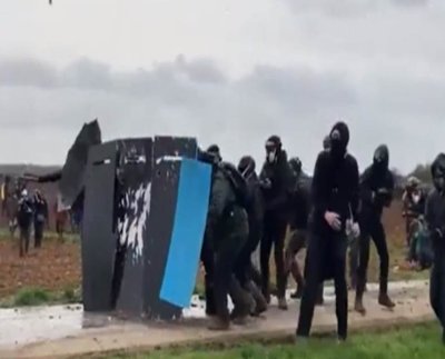 La tensión en Francia continúa aumentando debido a la reforma de pensiones de Macron. En París, las calles continúan llenas de basura debido a que el servicio de recogida del sector público continúa en huelga, unas protestas a las que ahora se unirá también, de manera indefinida, el sector privado.