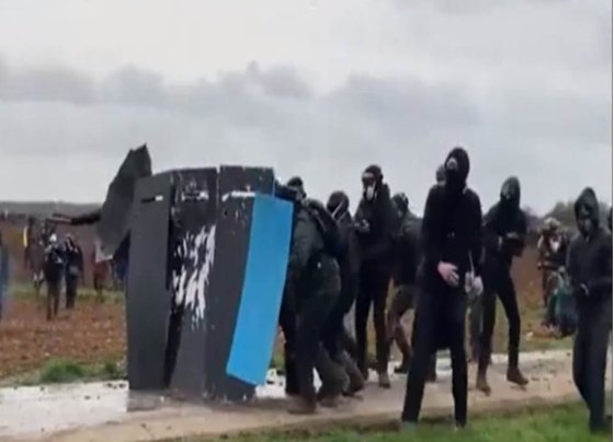 La tensión en Francia continúa aumentando debido a la reforma de pensiones de Macron. En París, las calles continúan llenas de basura debido a que el servicio de recogida del sector público continúa en huelga, unas protestas a las que ahora se unirá también, de manera indefinida, el sector privado.