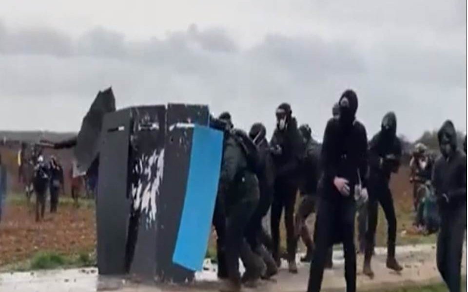 La tensión en Francia continúa aumentando debido a la reforma de pensiones de Macron. En París, las calles continúan llenas de basura debido a que el servicio de recogida del sector público continúa en huelga, unas protestas a las que ahora se unirá también, de manera indefinida, el sector privado.