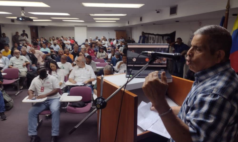 Los trabajadores no descansaremos hasta ver nuestras peticiones hechas realidad, estamos agotados pero no vencidos, seguiremos en la calle protestando, exigiendo nuestras reivindicaciones laborales, un salario digno, respeto al artículo 91 y eliminación de la Onapre, Así lo dio a conocer el Profesor Antonio Terán, Presidente del Movimiento de Educadores Unidos por Venezuela y Coordinador de Gremios de Voluntad Popular en Caracas, quien participó en la Asamblea Nacional de Trabajadores, realizada en la sede de Federación de Asociaciones de Profesores de la Universidad Central de Venezuela, FAPUCV, gracias a una invitación de la Asociación de Profesores Jubilados del Distrito Capital. El objeto de la Asamblea fue propiciar la consolidación de la unidad de los diferentes sectores que participan en las luchas en defensa de los intereses de la clase trabajadora venezolana. Hubo diversas intervenciones, en las cuales se manifestó la importancia de la organización y movilización para conseguir la victoria de los trabajadores y el cambio político que reclama el pueblo. Para ello se requiere la unidad de todos los sectores en la lucha por un salario digno, así como también, instalar comités de conflicto en todo el territorio nacional, ya que el cambio político es una necesidad de todos los venezolanos. Destacaron los dirigentes gremiales la necesidad de utilizar las redes sociales para propagar consignas tales como: Todas las luchas en una sola lucha, unidad,. Sin Democracia y sin Libertad, todo Aumento Salarial se lo traga la inflación. Seguimos organizando y acompañando las Protestas. Las Reivindicaciones Políticas, Salariales, Sociales y Económicas, no se mendigan se conquistan en las calles. Los trabajadores no descansaremos hasta ver nuestras peticiones hechas realidad, estamos agotados pero no vencidos, seguiremos en la calle protestando, exigiendo nuestras reivindicaciones laborales, un salario digno, respeto al artículo 91 y eliminación de la Onapre, Así lo dio a conocer el Profesor Antonio Terán, Presidente del Movimiento de Educadores Unidos por Venezuela y Coordinador de Gremios de Voluntad Popular en Caracas, quien participó en la Asamblea Nacional de Trabajadores, realizada en la sede de Federación de Asociaciones de Profesores de la Universidad Central de Venezuela, FAPUCV, gracias a una invitación de la Asociación de Profesores Jubilados del Distrito Capital. El objeto de la Asamblea fue propiciar la consolidación de la unidad de los diferentes sectores que participan en las luchas en defensa de los intereses de la clase trabajadora venezolana. Hubo diversas intervenciones, en las cuales se manifestó la importancia de la organización y movilización para conseguir la victoria de los trabajadores y el cambio político que reclama el pueblo. Para ello se requiere la unidad de todos los sectores en la lucha por un salario digno, así como también, instalar comités de conflicto en todo el territorio nacional, ya que el cambio político es una necesidad de todos los venezolanos. Destacaron los dirigentes gremiales la necesidad de utilizar las redes sociales para propagar consignas tales como: Todas las luchas en una sola lucha, unidad,. Sin Democracia y sin Libertad, todo Aumento Salarial se lo traga la inflación. Seguimos organizando y acompañando las Protestas. Las Reivindicaciones Políticas, Salariales, Sociales y Económicas, no se mendigan se conquistan en las calles. Los trabajadores no descansaremos hasta ver nuestras peticiones hechas realidad, estamos agotados pero no vencidos, seguiremos en la calle protestando, exigiendo nuestras reivindicaciones laborales, un salario digno, respeto al artículo 91 y eliminación de la Onapre.