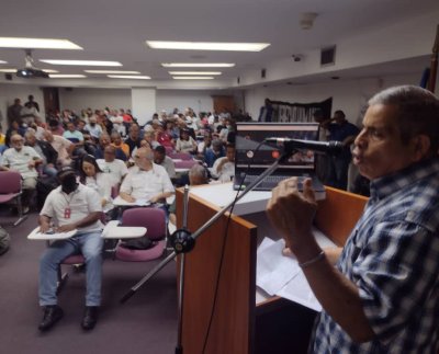 Los trabajadores no descansaremos hasta ver nuestras peticiones hechas realidad, estamos agotados pero no vencidos, seguiremos en la calle protestando, exigiendo nuestras reivindicaciones laborales, un salario digno, respeto al artículo 91 y eliminación de la Onapre, Así lo dio a conocer el Profesor Antonio Terán, Presidente del Movimiento de Educadores Unidos por Venezuela y Coordinador de Gremios de Voluntad Popular en Caracas, quien participó en la Asamblea Nacional de Trabajadores, realizada en la sede de Federación de Asociaciones de Profesores de la Universidad Central de Venezuela, FAPUCV, gracias a una invitación de la Asociación de Profesores Jubilados del Distrito Capital. El objeto de la Asamblea fue propiciar la consolidación de la unidad de los diferentes sectores que participan en las luchas en defensa de los intereses de la clase trabajadora venezolana. Hubo diversas intervenciones, en las cuales se manifestó la importancia de la organización y movilización para conseguir la victoria de los trabajadores y el cambio político que reclama el pueblo. Para ello se requiere la unidad de todos los sectores en la lucha por un salario digno, así como también, instalar comités de conflicto en todo el territorio nacional, ya que el cambio político es una necesidad de todos los venezolanos. Destacaron los dirigentes gremiales la necesidad de utilizar las redes sociales para propagar consignas tales como: Todas las luchas en una sola lucha, unidad,. Sin Democracia y sin Libertad, todo Aumento Salarial se lo traga la inflación. Seguimos organizando y acompañando las Protestas. Las Reivindicaciones Políticas, Salariales, Sociales y Económicas, no se mendigan se conquistan en las calles. Los trabajadores no descansaremos hasta ver nuestras peticiones hechas realidad, estamos agotados pero no vencidos, seguiremos en la calle protestando, exigiendo nuestras reivindicaciones laborales, un salario digno, respeto al artículo 91 y eliminación de la Onapre, Así lo dio a conocer el Profesor Antonio Terán, Presidente del Movimiento de Educadores Unidos por Venezuela y Coordinador de Gremios de Voluntad Popular en Caracas, quien participó en la Asamblea Nacional de Trabajadores, realizada en la sede de Federación de Asociaciones de Profesores de la Universidad Central de Venezuela, FAPUCV, gracias a una invitación de la Asociación de Profesores Jubilados del Distrito Capital. El objeto de la Asamblea fue propiciar la consolidación de la unidad de los diferentes sectores que participan en las luchas en defensa de los intereses de la clase trabajadora venezolana. Hubo diversas intervenciones, en las cuales se manifestó la importancia de la organización y movilización para conseguir la victoria de los trabajadores y el cambio político que reclama el pueblo. Para ello se requiere la unidad de todos los sectores en la lucha por un salario digno, así como también, instalar comités de conflicto en todo el territorio nacional, ya que el cambio político es una necesidad de todos los venezolanos. Destacaron los dirigentes gremiales la necesidad de utilizar las redes sociales para propagar consignas tales como: Todas las luchas en una sola lucha, unidad,. Sin Democracia y sin Libertad, todo Aumento Salarial se lo traga la inflación. Seguimos organizando y acompañando las Protestas. Las Reivindicaciones Políticas, Salariales, Sociales y Económicas, no se mendigan se conquistan en las calles. Los trabajadores no descansaremos hasta ver nuestras peticiones hechas realidad, estamos agotados pero no vencidos, seguiremos en la calle protestando, exigiendo nuestras reivindicaciones laborales, un salario digno, respeto al artículo 91 y eliminación de la Onapre.