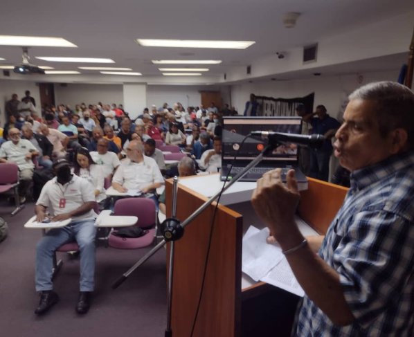 Los trabajadores no descansaremos hasta ver nuestras peticiones hechas realidad, estamos agotados pero no vencidos, seguiremos en la calle protestando, exigiendo nuestras reivindicaciones laborales, un salario digno, respeto al artículo 91 y eliminación de la Onapre, Así lo dio a conocer el Profesor Antonio Terán, Presidente del Movimiento de Educadores Unidos por Venezuela y Coordinador de Gremios de Voluntad Popular en Caracas, quien participó en la Asamblea Nacional de Trabajadores, realizada en la sede de Federación de Asociaciones de Profesores de la Universidad Central de Venezuela, FAPUCV, gracias a una invitación de la Asociación de Profesores Jubilados del Distrito Capital. El objeto de la Asamblea fue propiciar la consolidación de la unidad de los diferentes sectores que participan en las luchas en defensa de los intereses de la clase trabajadora venezolana. Hubo diversas intervenciones, en las cuales se manifestó la importancia de la organización y movilización para conseguir la victoria de los trabajadores y el cambio político que reclama el pueblo. Para ello se requiere la unidad de todos los sectores en la lucha por un salario digno, así como también, instalar comités de conflicto en todo el territorio nacional, ya que el cambio político es una necesidad de todos los venezolanos. Destacaron los dirigentes gremiales la necesidad de utilizar las redes sociales para propagar consignas tales como: Todas las luchas en una sola lucha, unidad,. Sin Democracia y sin Libertad, todo Aumento Salarial se lo traga la inflación. Seguimos organizando y acompañando las Protestas. Las Reivindicaciones Políticas, Salariales, Sociales y Económicas, no se mendigan se conquistan en las calles. Los trabajadores no descansaremos hasta ver nuestras peticiones hechas realidad, estamos agotados pero no vencidos, seguiremos en la calle protestando, exigiendo nuestras reivindicaciones laborales, un salario digno, respeto al artículo 91 y eliminación de la Onapre, Así lo dio a conocer el Profesor Antonio Terán, Presidente del Movimiento de Educadores Unidos por Venezuela y Coordinador de Gremios de Voluntad Popular en Caracas, quien participó en la Asamblea Nacional de Trabajadores, realizada en la sede de Federación de Asociaciones de Profesores de la Universidad Central de Venezuela, FAPUCV, gracias a una invitación de la Asociación de Profesores Jubilados del Distrito Capital. El objeto de la Asamblea fue propiciar la consolidación de la unidad de los diferentes sectores que participan en las luchas en defensa de los intereses de la clase trabajadora venezolana. Hubo diversas intervenciones, en las cuales se manifestó la importancia de la organización y movilización para conseguir la victoria de los trabajadores y el cambio político que reclama el pueblo. Para ello se requiere la unidad de todos los sectores en la lucha por un salario digno, así como también, instalar comités de conflicto en todo el territorio nacional, ya que el cambio político es una necesidad de todos los venezolanos. Destacaron los dirigentes gremiales la necesidad de utilizar las redes sociales para propagar consignas tales como: Todas las luchas en una sola lucha, unidad,. Sin Democracia y sin Libertad, todo Aumento Salarial se lo traga la inflación. Seguimos organizando y acompañando las Protestas. Las Reivindicaciones Políticas, Salariales, Sociales y Económicas, no se mendigan se conquistan en las calles. Los trabajadores no descansaremos hasta ver nuestras peticiones hechas realidad, estamos agotados pero no vencidos, seguiremos en la calle protestando, exigiendo nuestras reivindicaciones laborales, un salario digno, respeto al artículo 91 y eliminación de la Onapre.