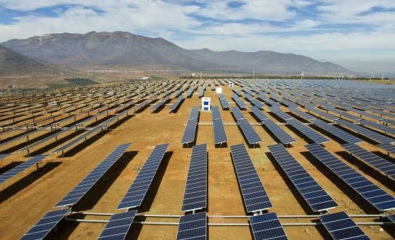 La empresa española de energías renovables Grenergy preinauguró su planta solar Gran Teno, situada en la provincia de Curicó, región del Maule, en el centro de Chile. Con una potencia instalada de 240 MW, se trata, de momento, de la planta solar fotovoltaica más grande en el hemisferio sur.