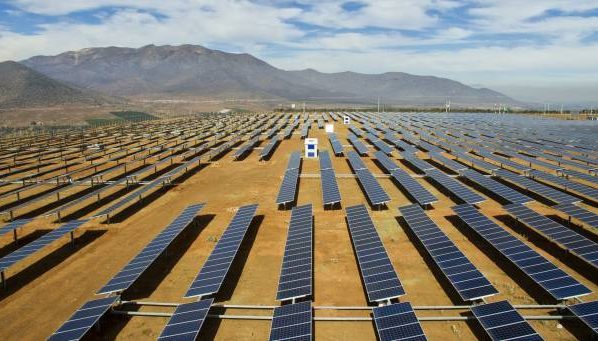 La empresa española de energías renovables Grenergy preinauguró su planta solar Gran Teno, situada en la provincia de Curicó, región del Maule, en el centro de Chile. Con una potencia instalada de 240 MW, se trata, de momento, de la planta solar fotovoltaica más grande en el hemisferio sur.