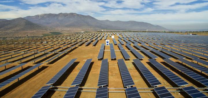 La empresa española de energías renovables Grenergy preinauguró su planta solar Gran Teno, situada en la provincia de Curicó, región del Maule, en el centro de Chile. Con una potencia instalada de 240 MW, se trata, de momento, de la planta solar fotovoltaica más grande en el hemisferio sur.
