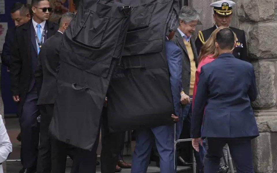 Lasso ya enfrentó un primer intento de destitución presidencial el año pasado, pero la iniciativa no cosechó los votos suficientes. Fue en junio, cuando llevaba en el cargo un año. No se llegó a completar los 92 votos necesarios para aprobar el juicio político a Lasso tras el paro indígena que derivó en violentas protestas durante casi tres semanas en el que se exigía una reducción del precio de los combustibles.