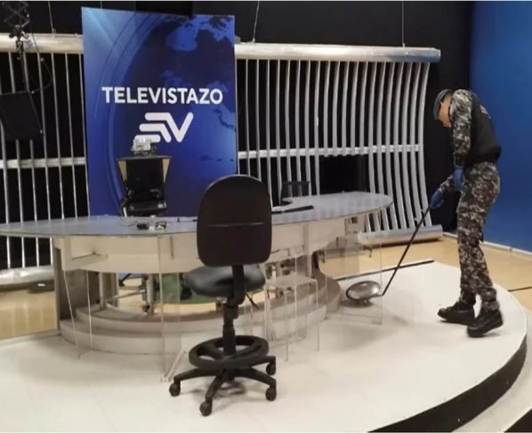 El gobierno ecuatoriano informó que ha identificado a la persona que envió sobres con explosivos a cinco periodistas, cuatro de los cuales recibieron el paquete y en uno de los casos estalló, sin causar víctimas ni mayores daños.