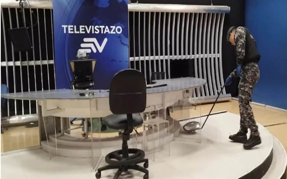El gobierno ecuatoriano informó que ha identificado a la persona que envió sobres con explosivos a cinco periodistas, cuatro de los cuales recibieron el paquete y en uno de los casos estalló, sin causar víctimas ni mayores daños.