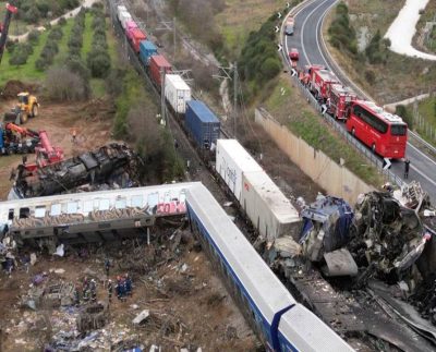El peor accidente ferroviario en la historia de Grecia se produjo cuando un convoy de pasajeros que viajaba desde Tesalónica hacia Atenas colisionó con uno de mercancías, dejando un saldo de 36 personas fallecidas y decenas de heridos, cerca de la ciudad griega de Larisa, en el centro del país.