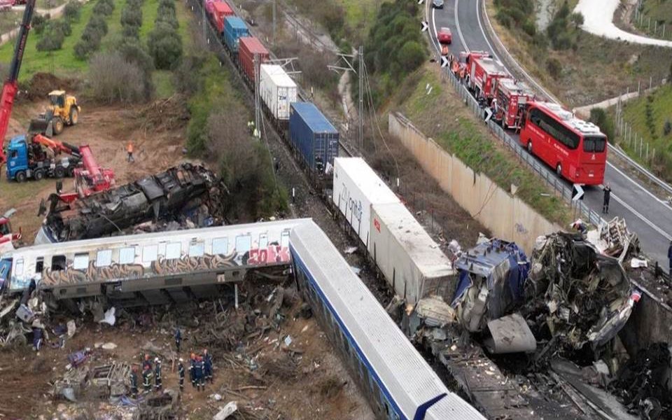 El peor accidente ferroviario en la historia de Grecia se produjo cuando un convoy de pasajeros que viajaba desde Tesalónica hacia Atenas colisionó con uno de mercancías, dejando un saldo de 36 personas fallecidas y decenas de heridos, cerca de la ciudad griega de Larisa, en el centro del país.