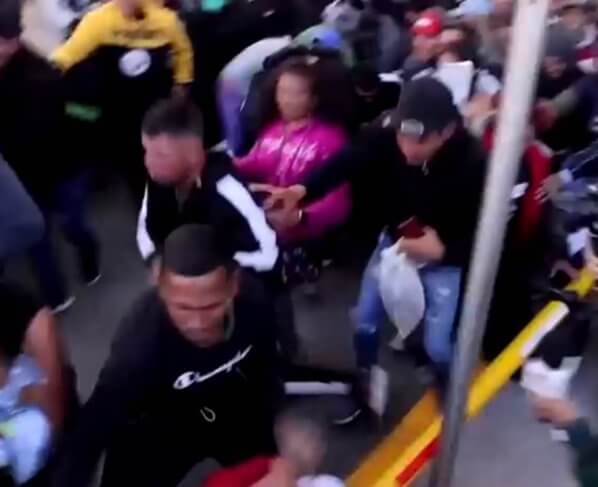 Funcionarios estadounidenses detuvieron a cientos de migrantes, en su mayoría venezolanos, que ingresaban al país desde México después de que un gran grupo rompiera las líneas mexicanas para exigir asilo en Estados Unidos.