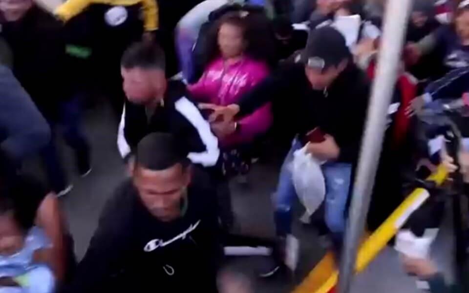 Funcionarios estadounidenses detuvieron a cientos de migrantes, en su mayoría venezolanos, que ingresaban al país desde México después de que un gran grupo rompiera las líneas mexicanas para exigir asilo en Estados Unidos.