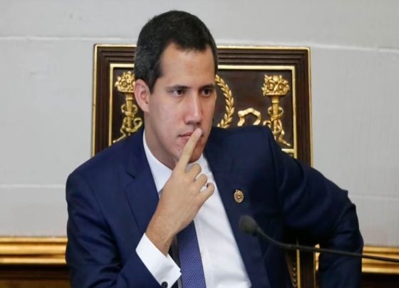 El Tribunal Supremo de Justicia venezolano designado por la mayoría opositora del Parlamento y cuyos magistrados están hoy en el exilio decidió anular este viernes la disolución del gobierno interino del líder político Juan Guaidó.