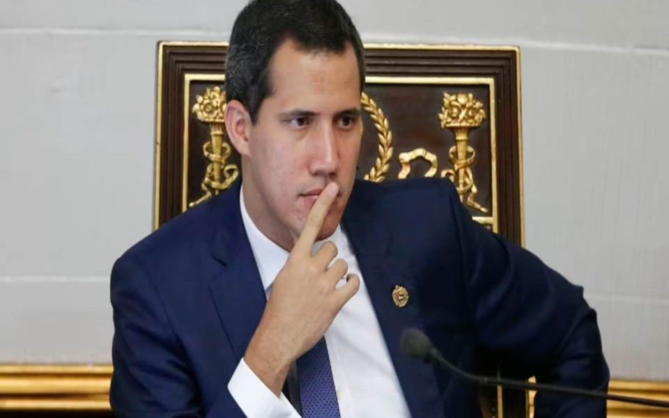 El Tribunal Supremo de Justicia venezolano designado por la mayoría opositora del Parlamento y cuyos magistrados están hoy en el exilio decidió anular este viernes la disolución del gobierno interino del líder político Juan Guaidó.