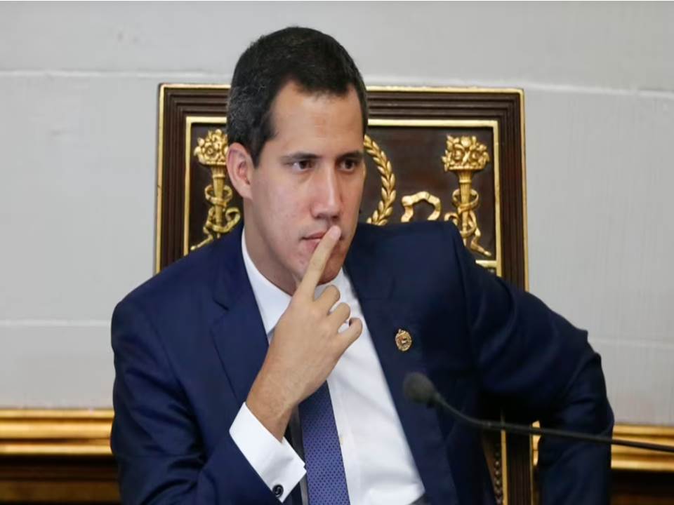 El Tribunal Supremo de Justicia venezolano designado por la mayoría opositora del Parlamento y cuyos magistrados están hoy en el exilio decidió anular este viernes la disolución del gobierno interino del líder político Juan Guaidó.