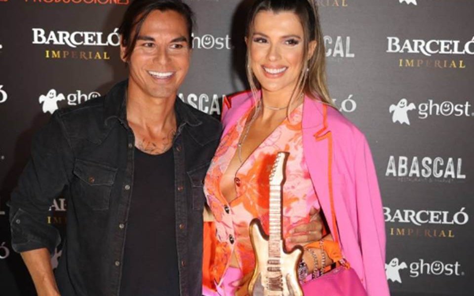 el hijo de Isabel Preysler y Julio Iglesias celebró en su casa de Los Ángeles con su novia, Vivi Domenico, sus amigos más cercanos y una paella en honor a su país natal y que ahora, casi un mes después, ha querido festejar por todo lo alto en Madrid.