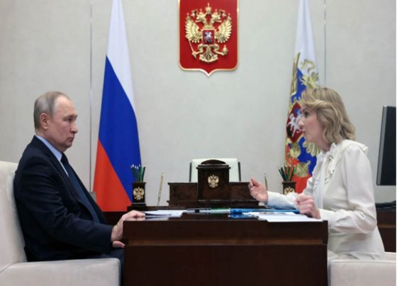 Una orden de arresto contra el presidente de Rusia, Vladimir Putin, y Maria Alekseyevna Lvova-Belova, funcionaria de su gobierno, acusados de deportación ilegal y traslado ilegal de niños en Ucrania, acaba de emitir la Corte Penal Internacional, CPI.