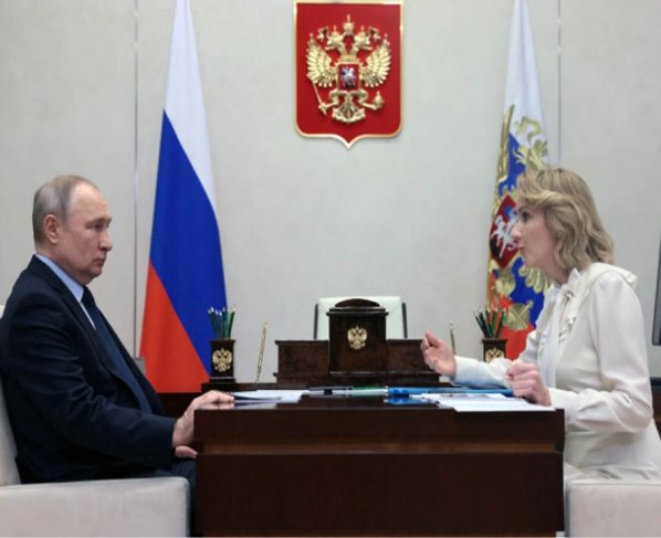 Una orden de arresto contra el presidente de Rusia, Vladimir Putin, y Maria Alekseyevna Lvova-Belova, funcionaria de su gobierno, acusados de deportación ilegal y traslado ilegal de niños en Ucrania, acaba de emitir la Corte Penal Internacional, CPI.