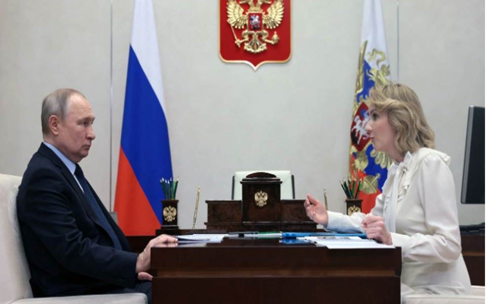 Una orden de arresto contra el presidente de Rusia, Vladimir Putin, y Maria Alekseyevna Lvova-Belova, funcionaria de su gobierno, acusados de deportación ilegal y traslado ilegal de niños en Ucrania, acaba de emitir la Corte Penal Internacional, CPI.