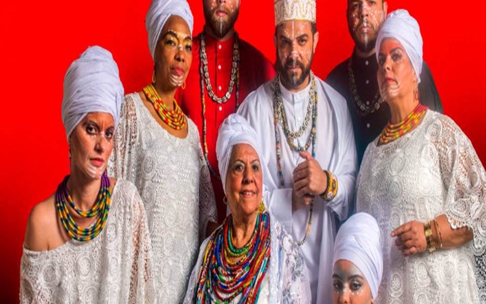 “un espectáculo que recrea y reinterpreta libremente la esencia de esa cultura africana que llega a Cuba y que se va infiltrando en la nación y la va moldeando y estructurando, llenándola de una sabiduría milenaria”.