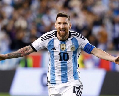 Lionel Messi anotó el gol número 800 de su carrera. En un partido amistoso entre Argentina y Panamá, La Pulga perdió varias veces la señal y finalmente recogió su trofeo.
