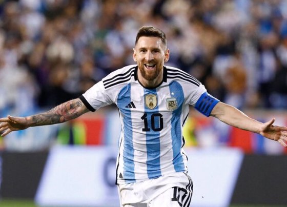 Lionel Messi anotó el gol número 800 de su carrera. En un partido amistoso entre Argentina y Panamá, La Pulga perdió varias veces la señal y finalmente recogió su trofeo.