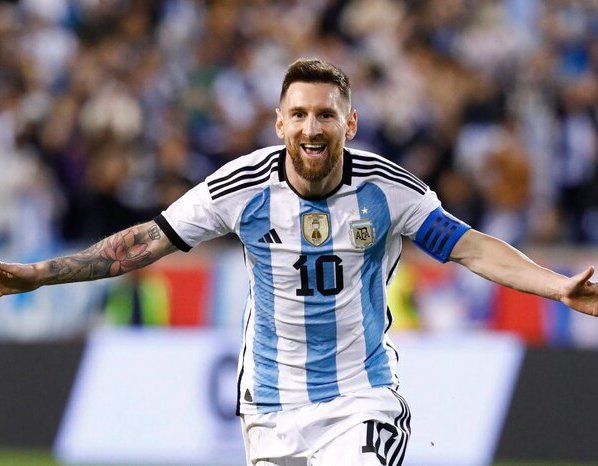 Lionel Messi anotó el gol número 800 de su carrera. En un partido amistoso entre Argentina y Panamá, La Pulga perdió varias veces la señal y finalmente recogió su trofeo.