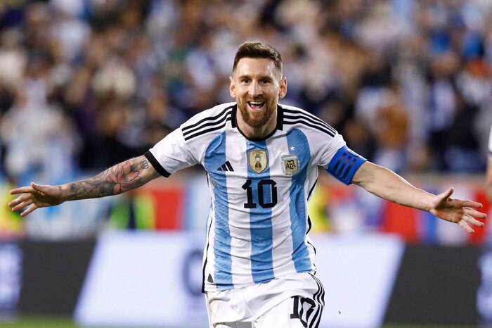 Lionel Messi anotó el gol número 800 de su carrera. En un partido amistoso entre Argentina y Panamá, La Pulga perdió varias veces la señal y finalmente recogió su trofeo.
