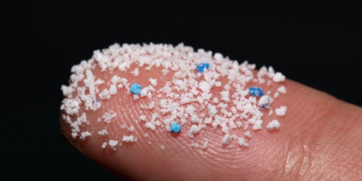 En 2021, los científicos advirtieron que los microplásticos transportados por el aire eran ya tan omnipresentes en la atmósfera que podrían estar afectando ya al clima de la Tierra. En el futuro, si las concentraciones siguen aumentando, las partículas podrían exacerbar el efecto invernadero al absorber y dispersar la luz y el calor.