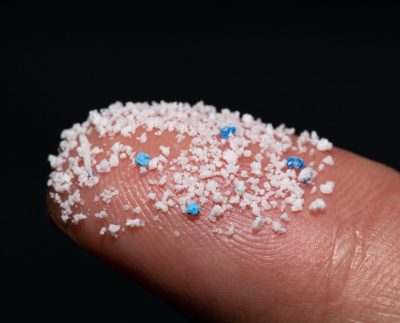 En 2021, los científicos advirtieron que los microplásticos transportados por el aire eran ya tan omnipresentes en la atmósfera que podrían estar afectando ya al clima de la Tierra. En el futuro, si las concentraciones siguen aumentando, las partículas podrían exacerbar el efecto invernadero al absorber y dispersar la luz y el calor.