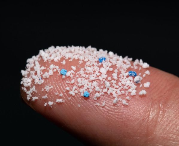 En 2021, los científicos advirtieron que los microplásticos transportados por el aire eran ya tan omnipresentes en la atmósfera que podrían estar afectando ya al clima de la Tierra. En el futuro, si las concentraciones siguen aumentando, las partículas podrían exacerbar el efecto invernadero al absorber y dispersar la luz y el calor.