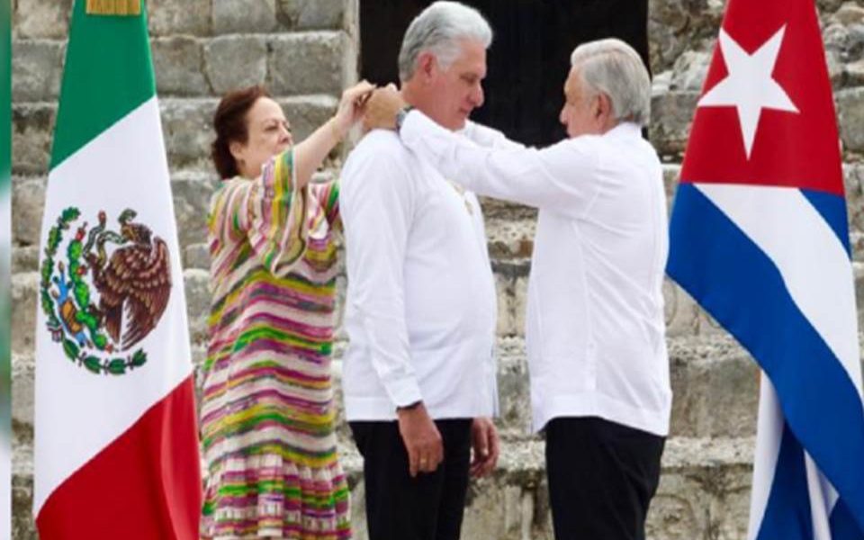 Eso de poner en manos del tirano cubano el Águila Azteca, para transmitirle su fuerza, el poderío, el dominio sobre los otros a través de la guerra, no es nada chingón señor Presidente
