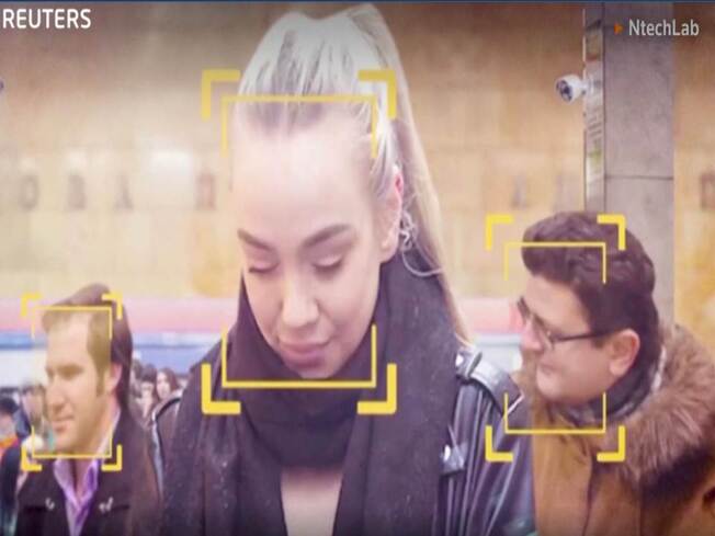 No es ningún secreto que el gobierno ruso utiliza el reconocimiento facial para vigilar a los ciudadanos. En 2017, la ciudad de Moscú anunció el lanzamiento de una de las redes de videovigilancia de reconocimiento facial más grandes del mundo.