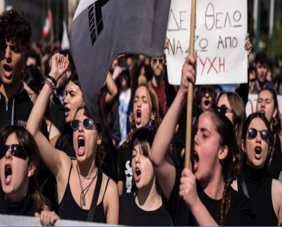 en la ciudad de Atenas, la policía antidisturbios lanzó gases lacrimógenos contra los manifestantes que se congregaron frente a las oficinas de la empresa privada responsable del mantenimiento de los ferrocarriles del país.