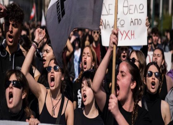 en la ciudad de Atenas, la policía antidisturbios lanzó gases lacrimógenos contra los manifestantes que se congregaron frente a las oficinas de la empresa privada responsable del mantenimiento de los ferrocarriles del país.