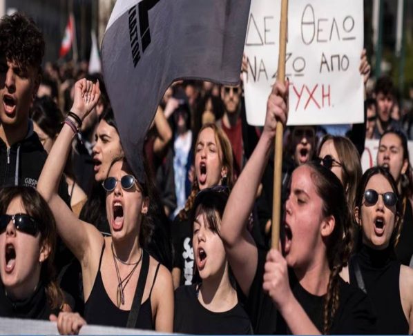 en la ciudad de Atenas, la policía antidisturbios lanzó gases lacrimógenos contra los manifestantes que se congregaron frente a las oficinas de la empresa privada responsable del mantenimiento de los ferrocarriles del país.