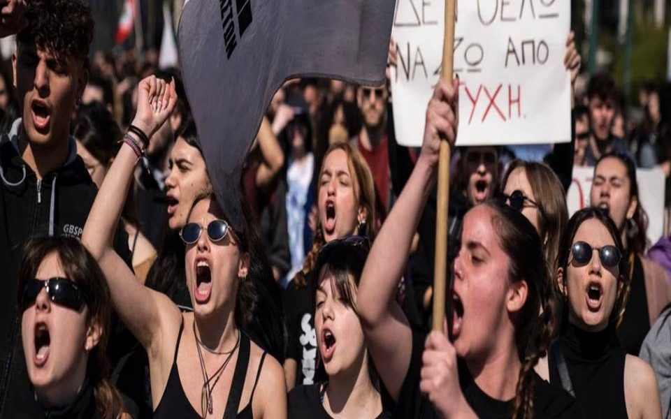 en la ciudad de Atenas, la policía antidisturbios lanzó gases lacrimógenos contra los manifestantes que se congregaron frente a las oficinas de la empresa privada responsable del mantenimiento de los ferrocarriles del país.