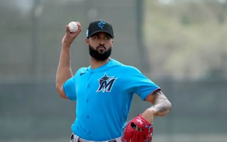 Sandy Alcántara, ganador del premio Cy Young con los Marlins en la temporada pasada, aseguró que hacer los ajustes ante el nuevo reglamento ha sido un proceso.