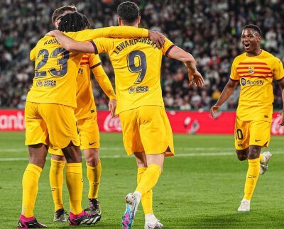 El Barcelona tuvo una gran noche al golear de visita al Elche con un resultado de 4-0 y se mantiene con paso perfecto para tener el título de la Liga.