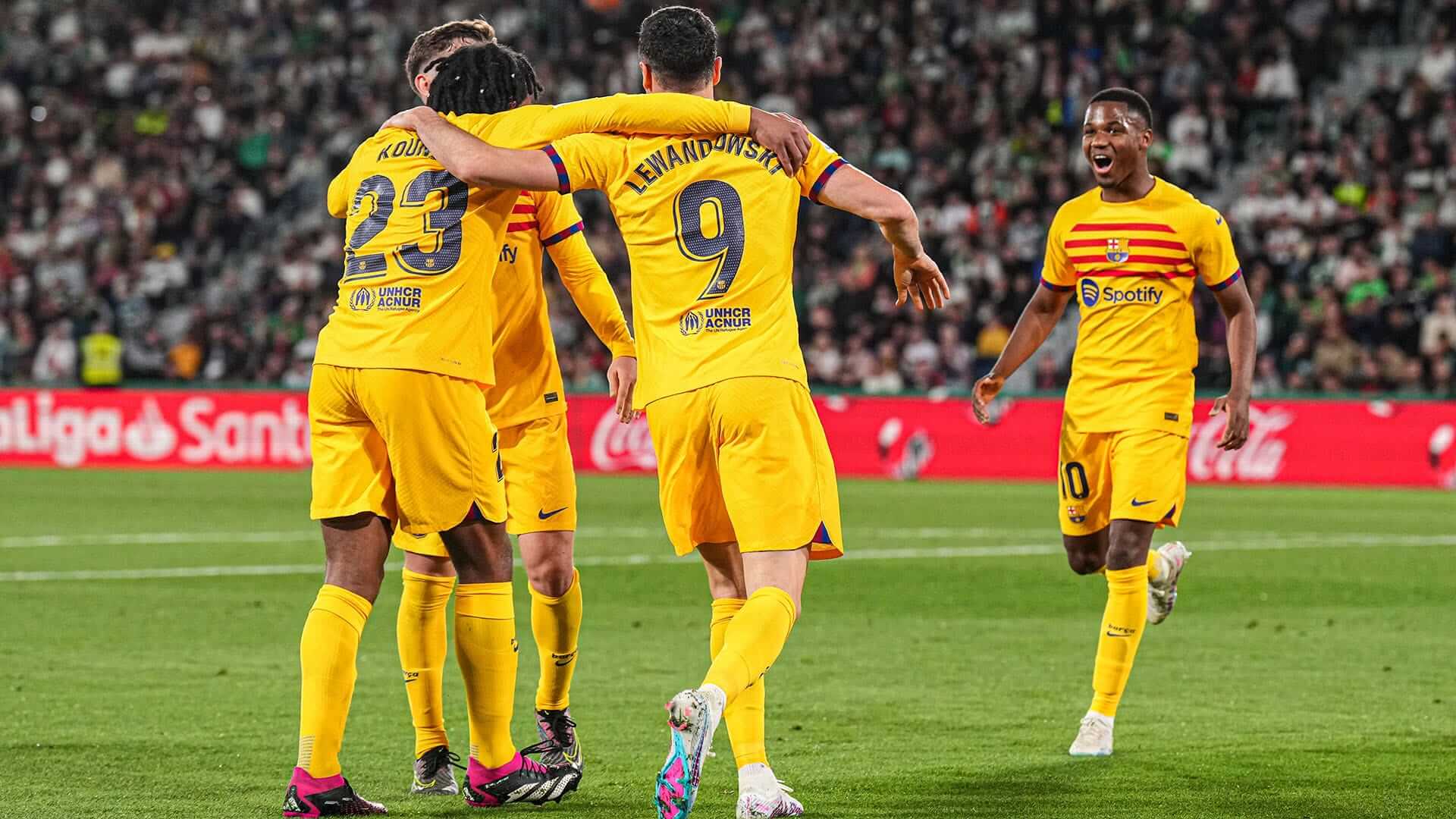 El Barcelona tuvo una gran noche al golear de visita al Elche con un resultado de 4-0 y se mantiene con paso perfecto para tener el título de la Liga.