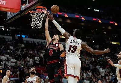 Max Strus y Jimmy Butler anotaron 31 puntos cada uno y los Miami Heat se metieron en los playoffs remontando en los minutos finales para vencer a los Chicago Bulls 102-91, en un partido de play-in de la Conferencia Este el viernes por la noche.