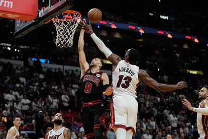 Max Strus y Jimmy Butler anotaron 31 puntos cada uno y los Miami Heat se metieron en los playoffs remontando en los minutos finales para vencer a los Chicago Bulls 102-91, en un partido de play-in de la Conferencia Este el viernes por la noche.