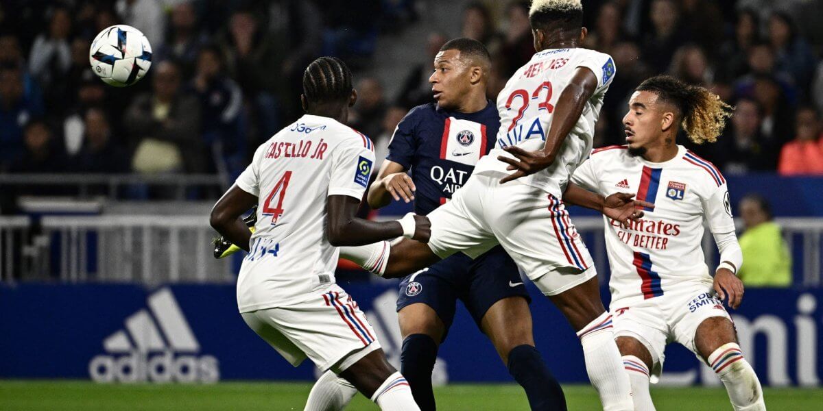 Paris Saint Germain no pudo ante el Lyon y cayó por la mínima diferencia en el clásico del fútbol francés. Los dirigidos por Galtier empezaron bien el partido y tuvieron algunas chances de abrir el marcador pero los visitantes golpearon a los 56 minutos con un tanto de Barcola.