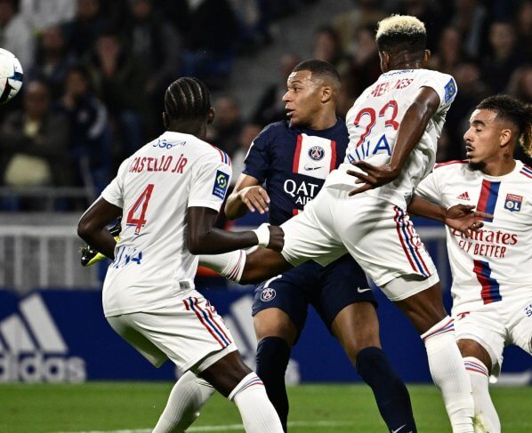 Paris Saint Germain no pudo ante el Lyon y cayó por la mínima diferencia en el clásico del fútbol francés. Los dirigidos por Galtier empezaron bien el partido y tuvieron algunas chances de abrir el marcador pero los visitantes golpearon a los 56 minutos con un tanto de Barcola.
