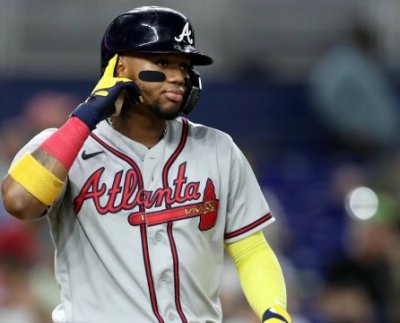 El talento innato de Ronald Acuña Jr. lo hace brillar desde cualquier terreno. Cuando no es su bate el que causa estragos, se roba las miradas con el guante y la velocidad.