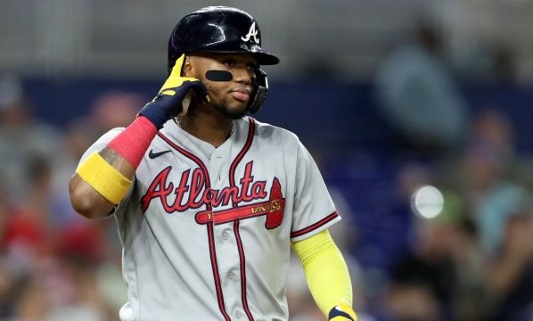 El talento innato de Ronald Acuña Jr. lo hace brillar desde cualquier terreno. Cuando no es su bate el que causa estragos, se roba las miradas con el guante y la velocidad.