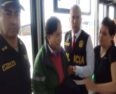 Alejandro Toledo, ex presidente de Perú llegó a Lima luego de ser extraditado desde Estados Unidos para cumplir 18 meses de prisión preventiva mientras es investigado por recibir millones de dólares en coimas por la adjudicación de la construcción de una carretera a la empresa brasileña Odebrecht.